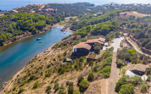 Propiedad única en Cadaqués – Frente a Port Lligat