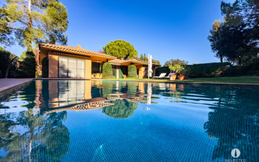 Villa de estilo bungalow en el campo de golf de TorreMirona, Costa Brava