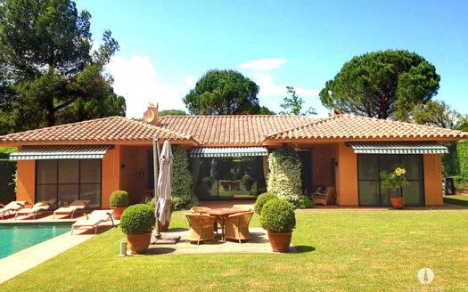 Villa de estilo bungalow en el campo de golf de TorreMirona, Costa Brava