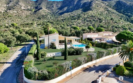 Villa de lujo cerca de la playa – Gran parcela, piscina climatizada y orientación Suroeste