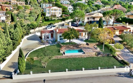 Villa excepcional con vistas al mar, piscina infinity y olivar — totalmente renovada, a 5 minutos de la playa