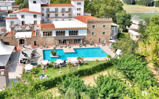 Hotel Castell Blanc – Encanto histórico y potencial hotelero en Empuriabrava